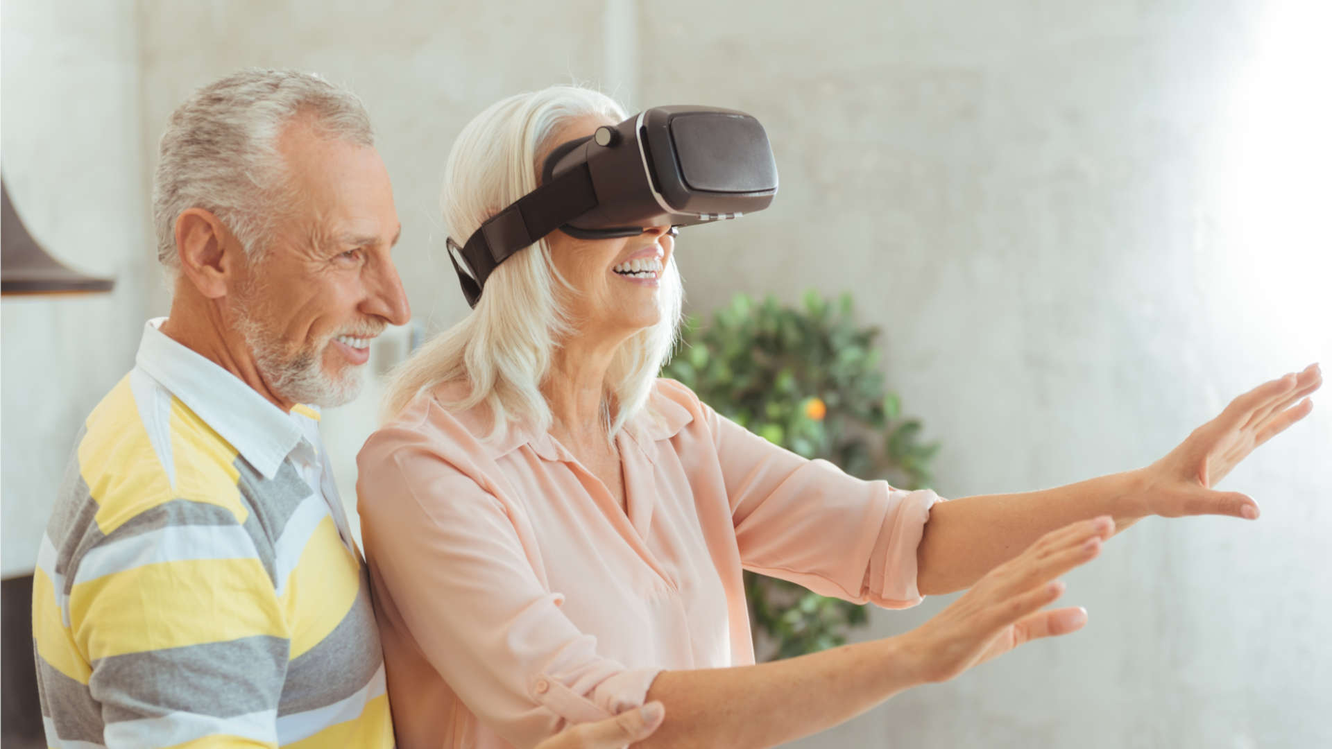 personnes agées utilisant un casque de réalité virtuelle